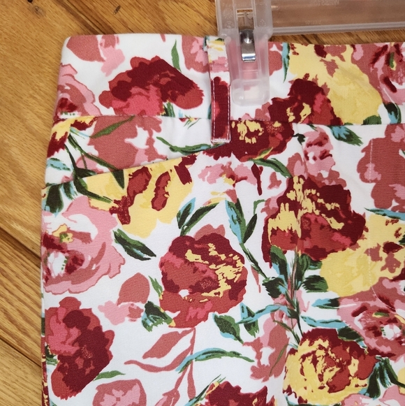 Ann Taylor LOFT rose print mini skirt size 10 - Picture 2 of 9